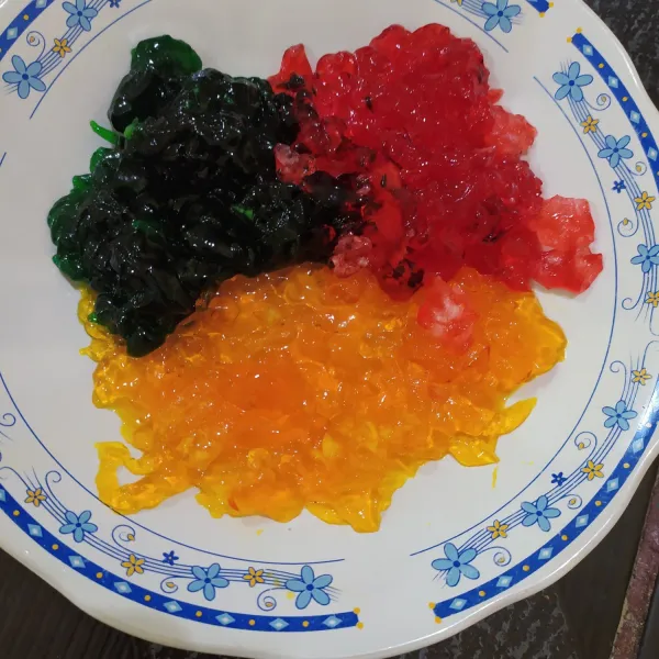 Campurkan gula dan agar-agar lalu bagi menjadi 3 warna. Serut setiap warna, sisihkan