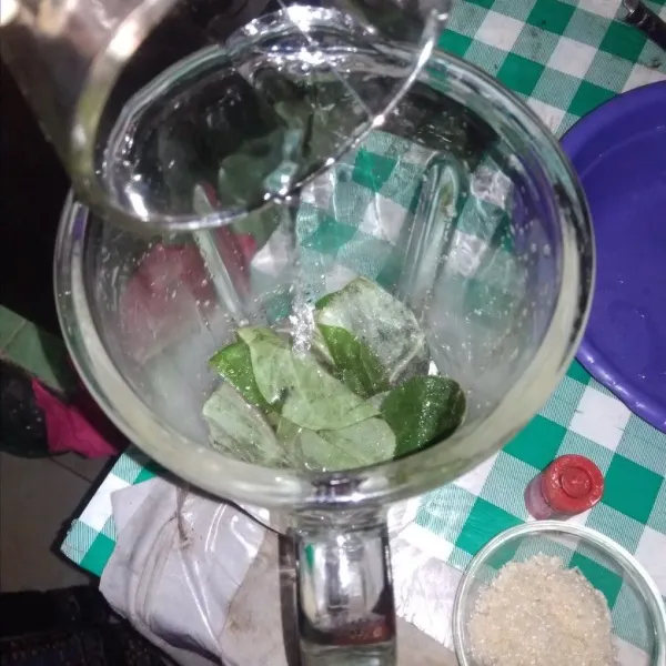 Daun cau dicuci bersih lalu di blender ditambah 250 ml air.