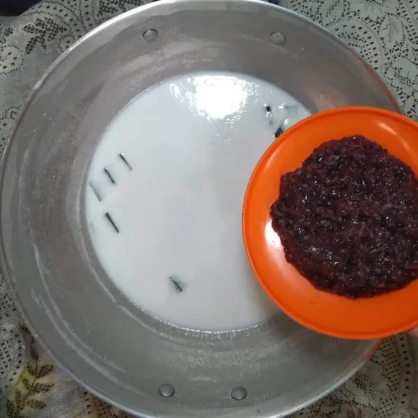 Masukkan bubur ketan hitam