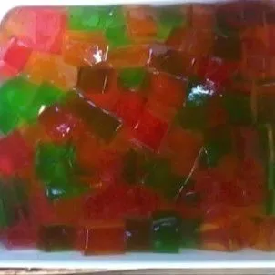 Potong-potong jeli sesuai selera.