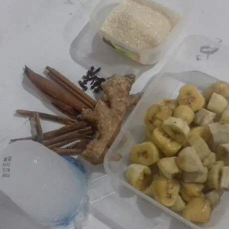 Siapkan bahan. Potong-potong buah pisang setebal 1 cm, iris tipis jahe.