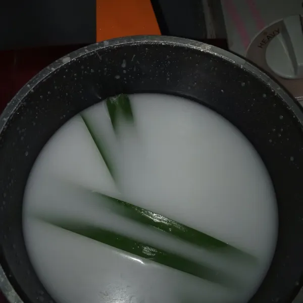 Membuat sirup siapkan pan masukkan air santan, gula dan daun pandan tambahkan sedikit garam masak sampai mendidih angkat dan dinginkan.