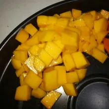 Kupas kulit mangga lalu potong dadu