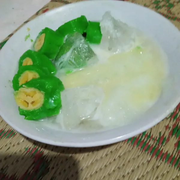 Siapkan mangkuk masukkan bubur pisang ijo yang sudah dipotong masukkan skm es batu dan sirup lalu sajikan.