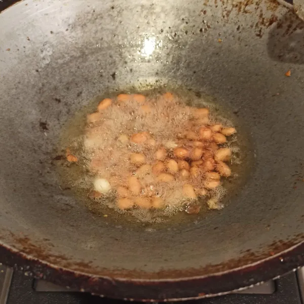 goreng kacang tanah hingga matang, tiriskan.