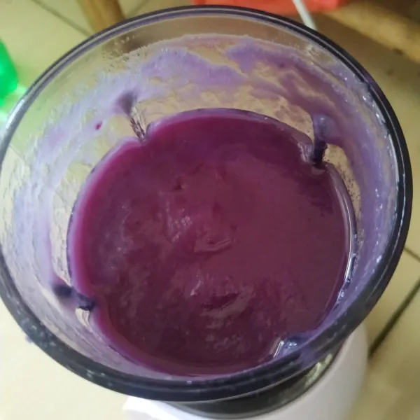 Blender ubi ungu bersama 200 ml santan.