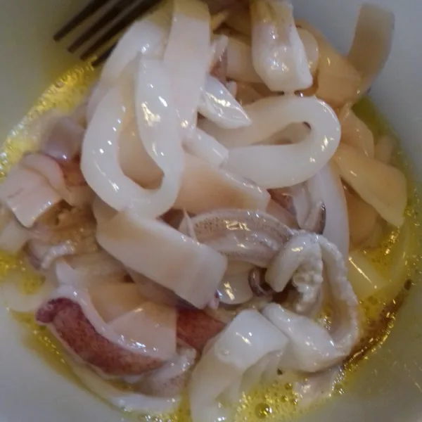 Masukkan cumi, aduk rata. diamkan sebentar di dalam kulkas.