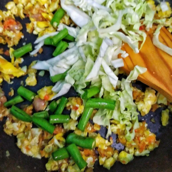 Masukkan kol dan buncis, aduk hingga layu.