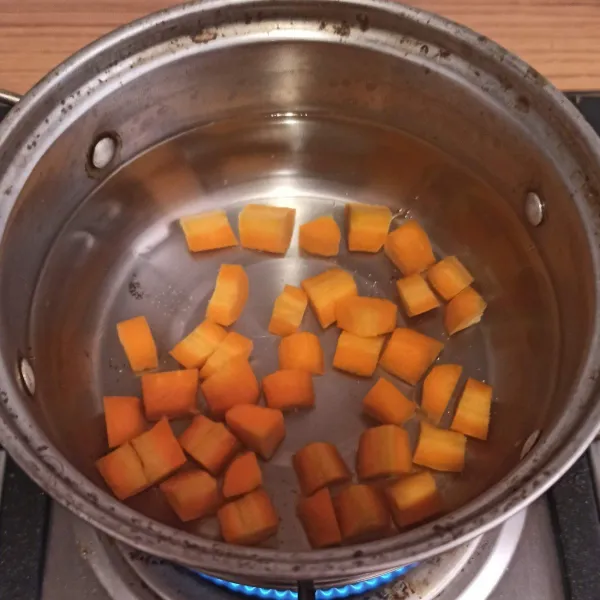 Didihkan air, masukkan wortel, masak hingga empuk.