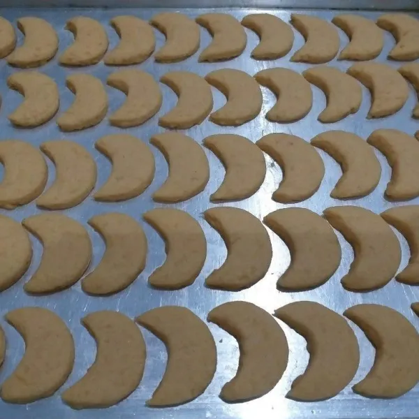 Cetak sesuai selera. Tata diloyang yg telah disemir margarin tipis. Panggang 20-25menit suhu 150°C.