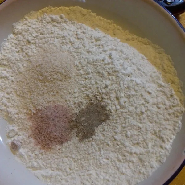 Sambil menunggu, siapkan bahan pelapis yaitu terigu, maizena, kaldu jamur, garam, lada bubuk dan bawang putih bubuk. Aduk rata.