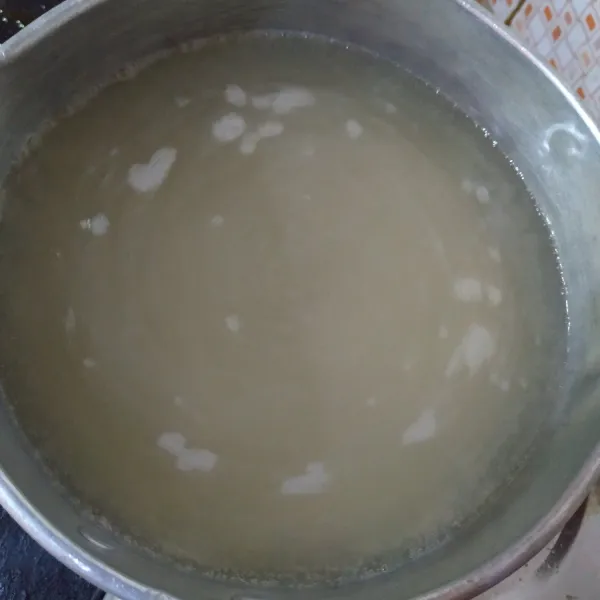 Membuat agar-agar : campur rata gula pasir, tepung agar-agar dan air, lalu masak sampai mendidih, angkat