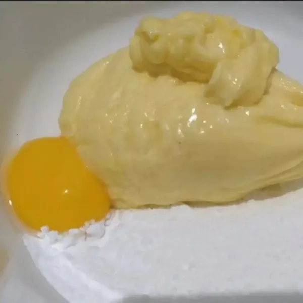 Mixer butter margarin, gula halus dan kuning telur. ±1menit saja.