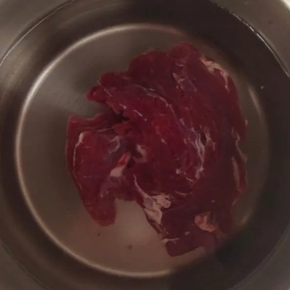 Cuci bersih daging sapi, lalu presto kira-kira 20 menit