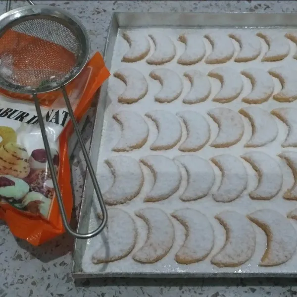 Setelah dingin taburi dengan gula halus.