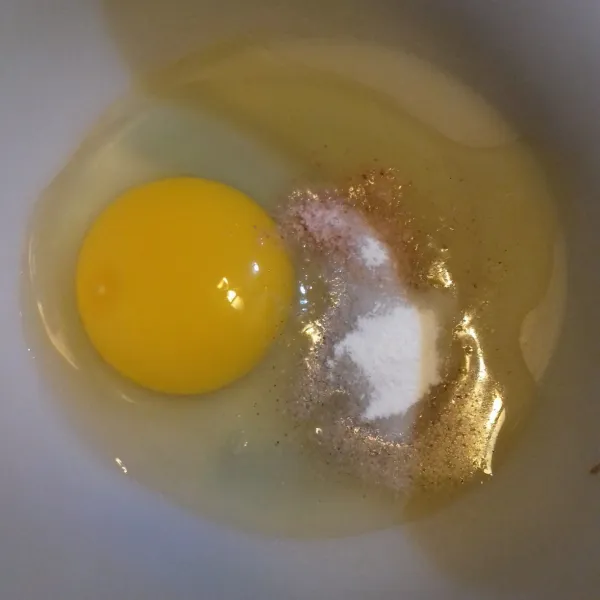 Siapkan bahan marinasi yaitu telur, garam, lada bubuk dan bawang putih bubuk. Aduk rata.