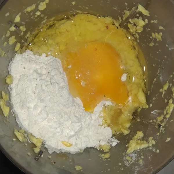 Masukan telur dan tepung bakwan serbaguna lalu aduk rata