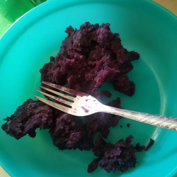 Haluskan ubi ungu yang sudah dikukus menggunakan garpu.