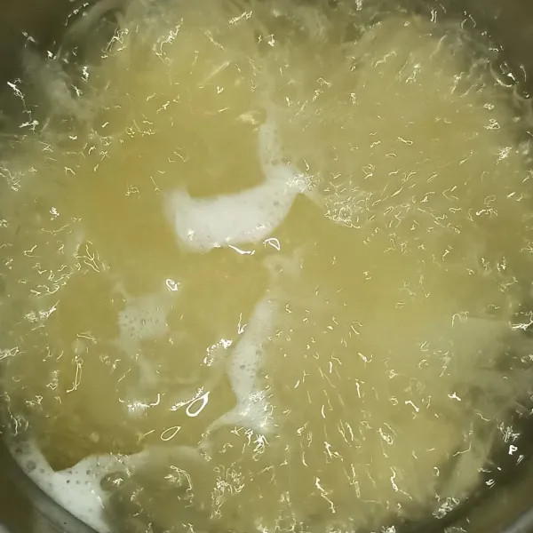Rebus spagethi di air yang sudah diberi sedikit minyak dan garam