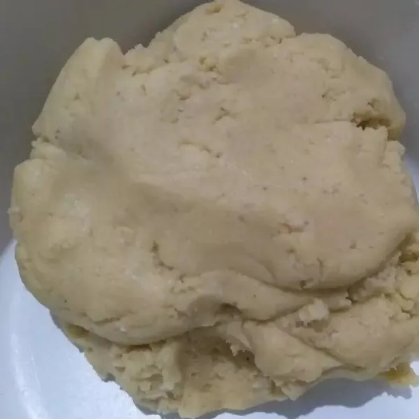Masukkan kacang tanah halus, aduk rata sampai mudah dibentuk.