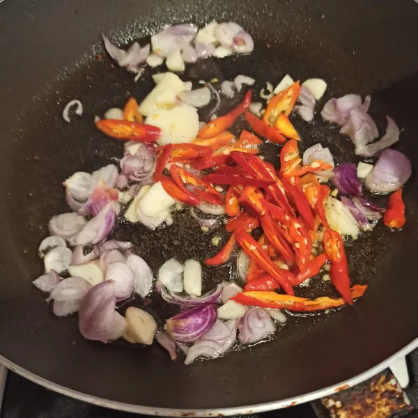 panaskan sedikit minyak, tumis bawang putih, bawang merah, cabai hingga matang.