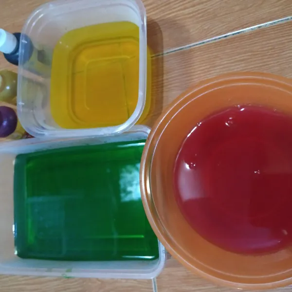 Tuang ke dalam 3 wadah, beri masing-masing pewarna makanan, aduk rata, biarkan mengeras.