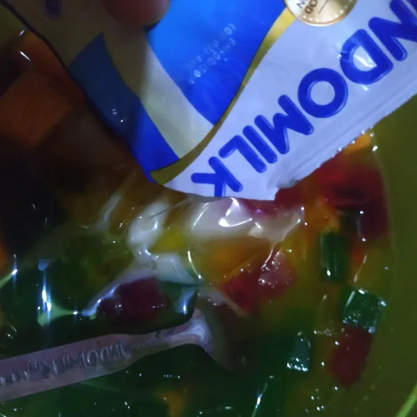 Beri kental manis putih & selasih