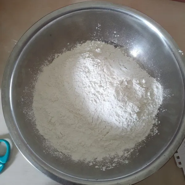 Pertama masukkan tepung ketan, tepung beras, tepung kanji dan garam. Aduk rata.