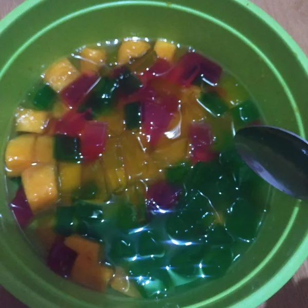 Dalam wadah, masukkan potongan agar-agar, mangga, sirup gula & es batu/air es