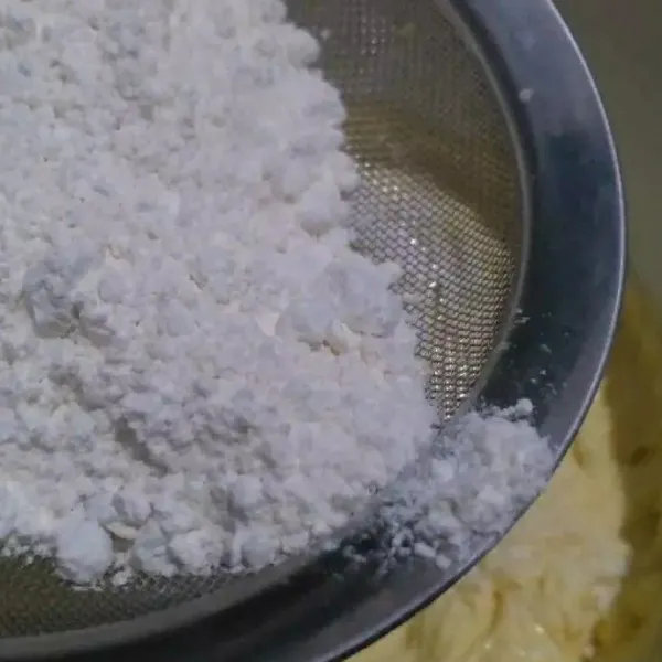 Masukkan tepung terigu, maizena dan susu bubuk, aduk rata.