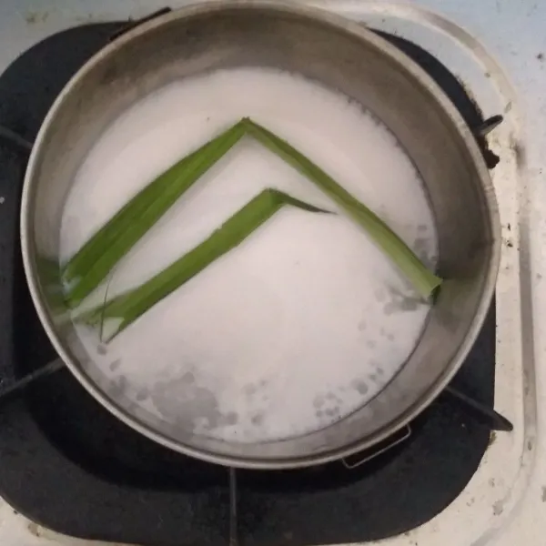 Tuang air, gula dan santan ke dalam panci.