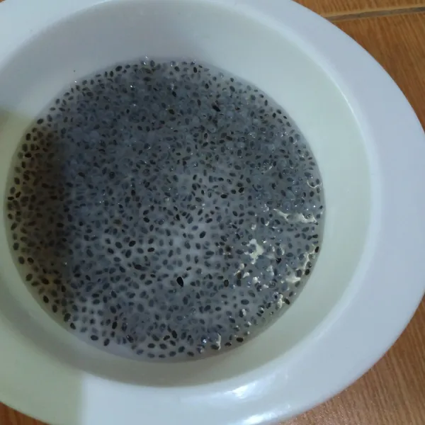 Rendam selasih dengan air hangat sampai mekar,saring