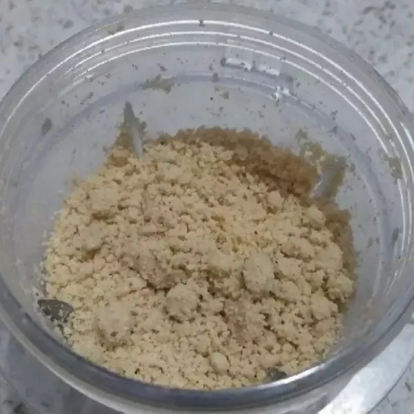 Sangrai kacang tanah lalu haluskan.