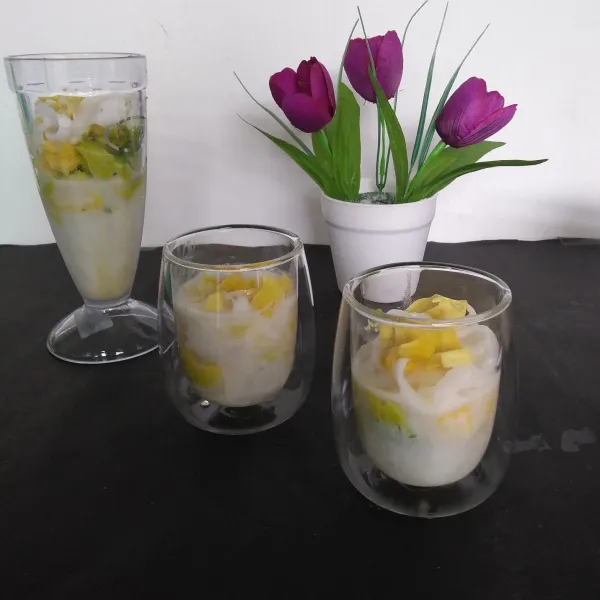Tuang santan dan susu kental manis sajikan.
