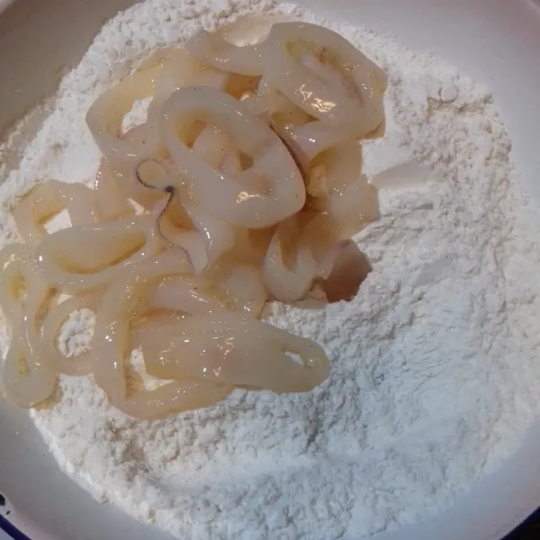Baluri sotong dengan campuran bahan pelapis, cubit2 agar menempel.