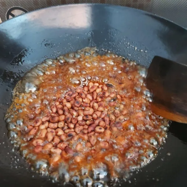 Masukkan kacang sangrai aduk hingga tercampur rata. Teruskan memasak hingga terasa agak berat ketika diaduk.