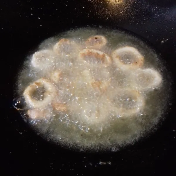 Panaskan minyak goreng. Gunakan api besar dalam menggoreng goreng sotong hingga kuning keemasan jangan terlalu lama menggoreng agar sotong tidak alot.