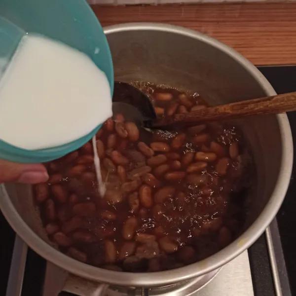 larutkan tepung maizena dengan 3 sdm air, tuang kedalam rebusan kacang merah, aduk hingga mengental. Sisihkan.