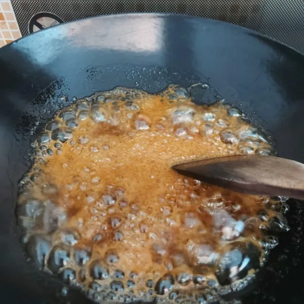 Tuang air gula ke dalam wajan lalu masak kembali sambil diaduk hingga berbuih dan mengental.