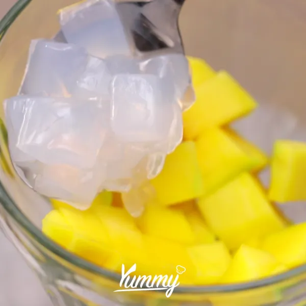 Tambahkan nata de coco, tape singkong, dan nangka.