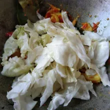 Masukkan irisan kol, masak hingga kol layu