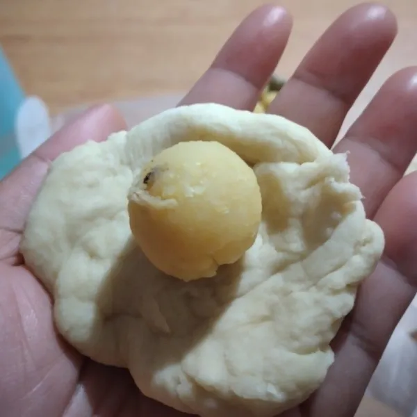 Ambil adonan yang sudah mengembang di isi bulatan kacang ijo bulatin.