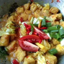 Tambahkan irisan bawang daun, cabai rawit utuh, dan irisan tomat. Masak sebentar saja