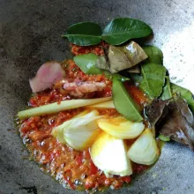 Tumis bumbu halus beserta daun salam, lengkuas, daun jeruk, bawang bombai, dan serai hingga harum