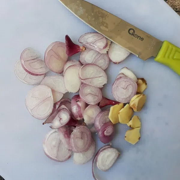 Iris bawang dan temu kunci agak tipis.