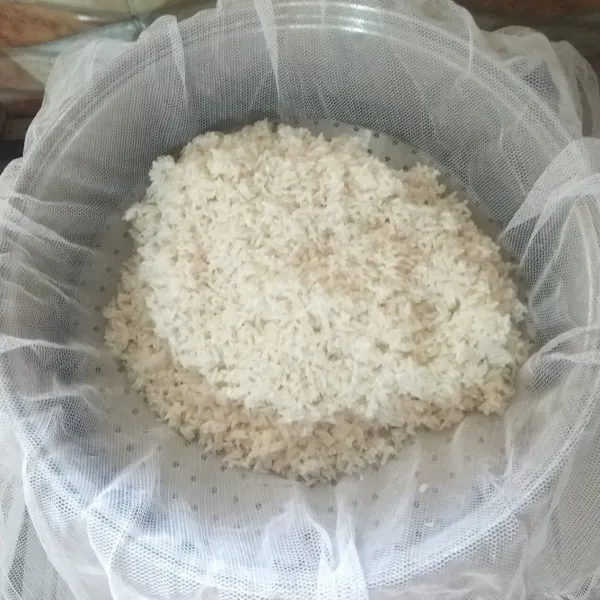 Cuci bersih beras ketan seperti mencuci beras biasa. Gelar jaring nasi di dalam kukusan. Masukkan beras ketan ke dalam dandang kukusan, ratakan berasnya.