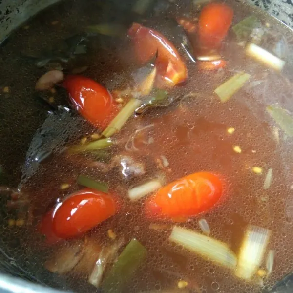 tambahkan irisan tomat, masak hingga tomat layu.