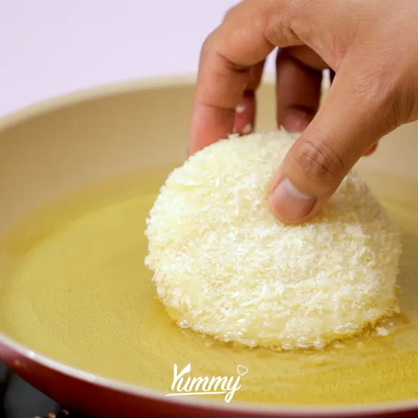 Balur dengan tepung roti hingga rata.