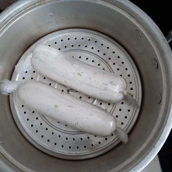 Bungkus dengan plastik wrap.Kukus selama 30-45 menit