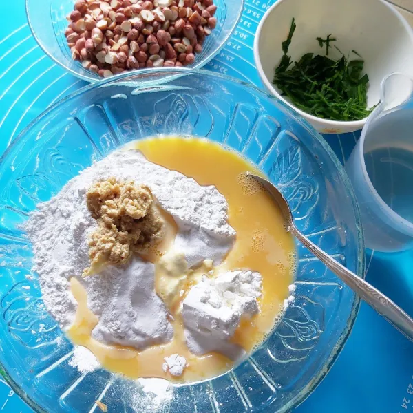 Dalam wadah bersih campur tepung beras ,tapioka ,telur dan bumbu yang sudah di haluskan  aduk rata.